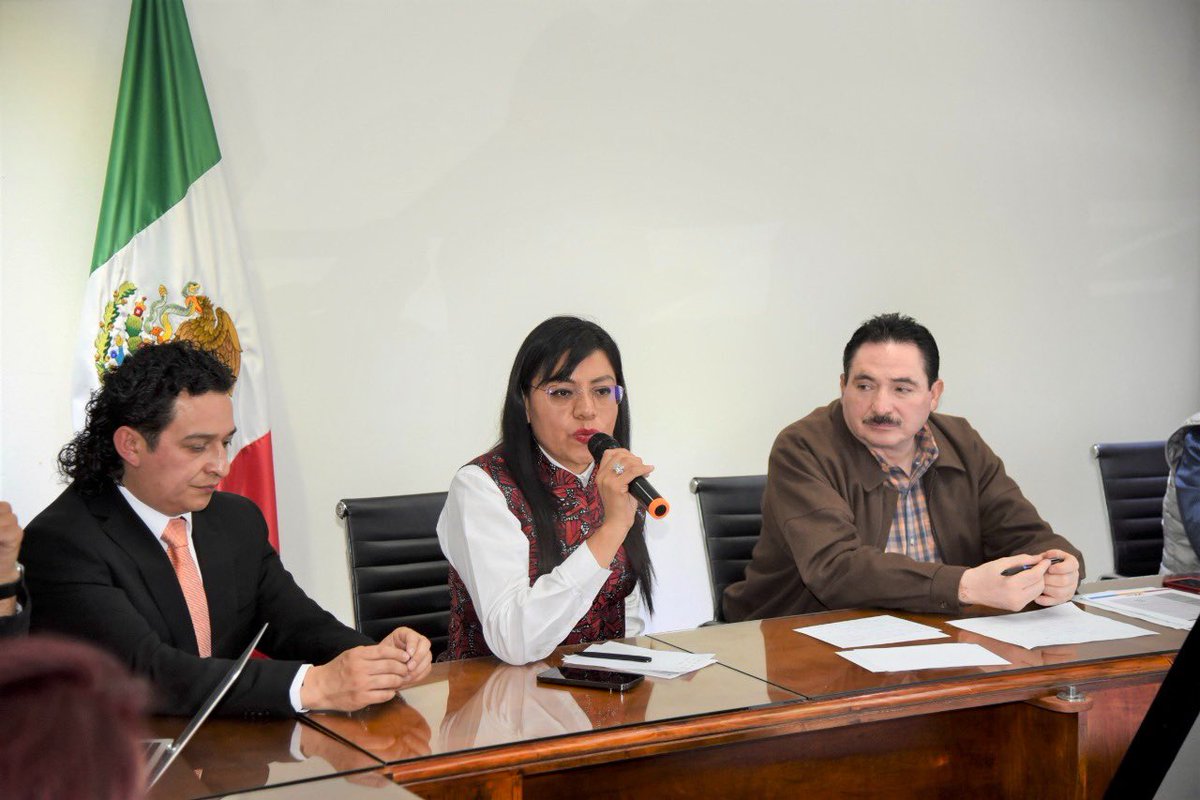 LaloSerranoZ's tweet photo. #IMPORTANTE
La @SEP_mx eligió a #Durango como sede de la Nueva Escuela Mexicana; se discutirán contenidos de libros de texto y otros materiales. Habrá jornadas de capacitación para la enseñanza. Es clara la buena relación y gestión de @EVillegasV con la Federación @GobiernoMX https://t.co/CbieJ6QfqK