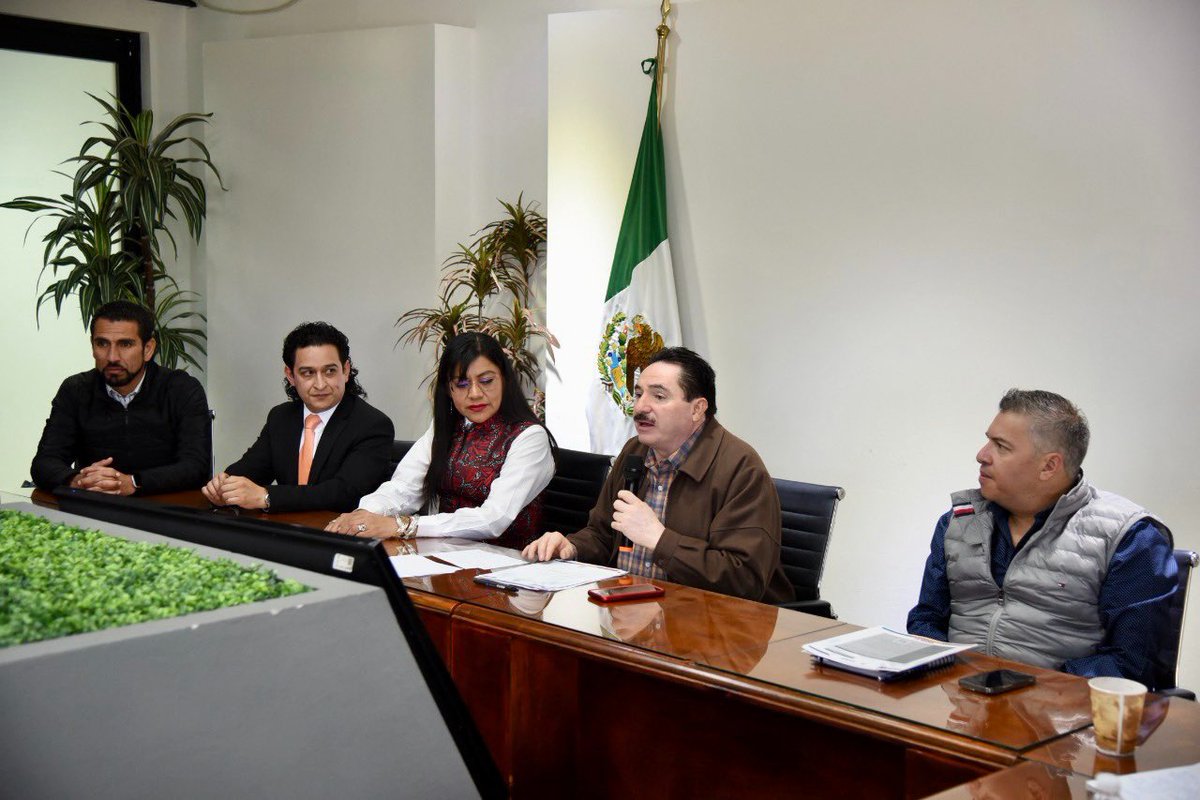 LaloSerranoZ's tweet photo. #IMPORTANTE
La @SEP_mx eligió a #Durango como sede de la Nueva Escuela Mexicana; se discutirán contenidos de libros de texto y otros materiales. Habrá jornadas de capacitación para la enseñanza. Es clara la buena relación y gestión de @EVillegasV con la Federación @GobiernoMX https://t.co/CbieJ6QfqK