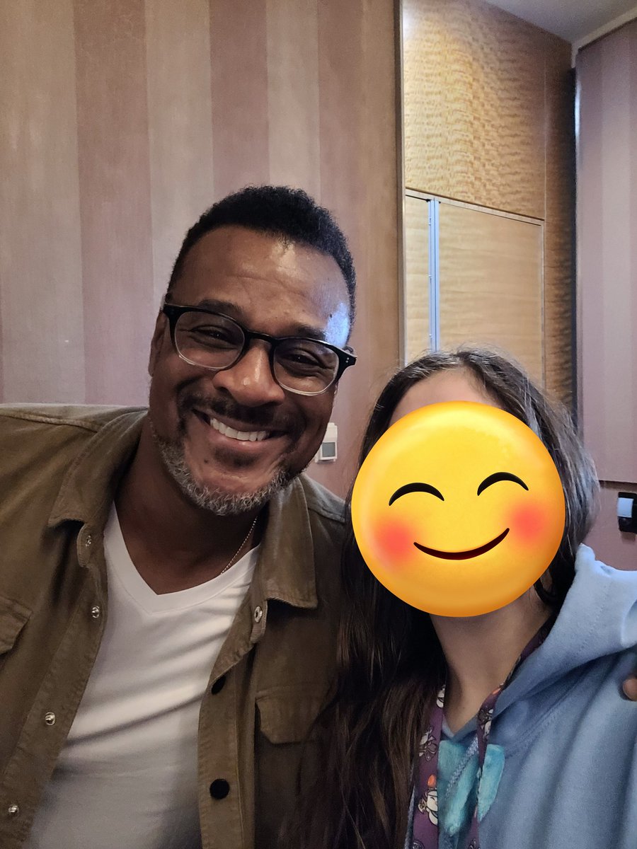 Coragragoons's tweet photo. Kupocon Le Pom,
I was able to take a selfie with voice actors, including the famous Barret... Such a sweet and kind person! 💙☺️
@JohnEricBentley
#kupocon #KupoComeDown #Barretff7 https://t.co/RmYO9Jwiqg