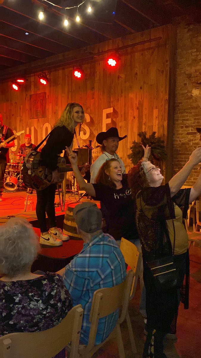 HaileyGreen122's tweet photo. I had the best time last weekend!! We rocked the night away @OleRed tishomingo! Thank you @blakeshelton for giving me the platform! The #doghouse is a really special place!! #blakeshelton #haileygreen #olered #thevoice #TeamBlake #musician #music #rock https://t.co/nHNhvw8VoU