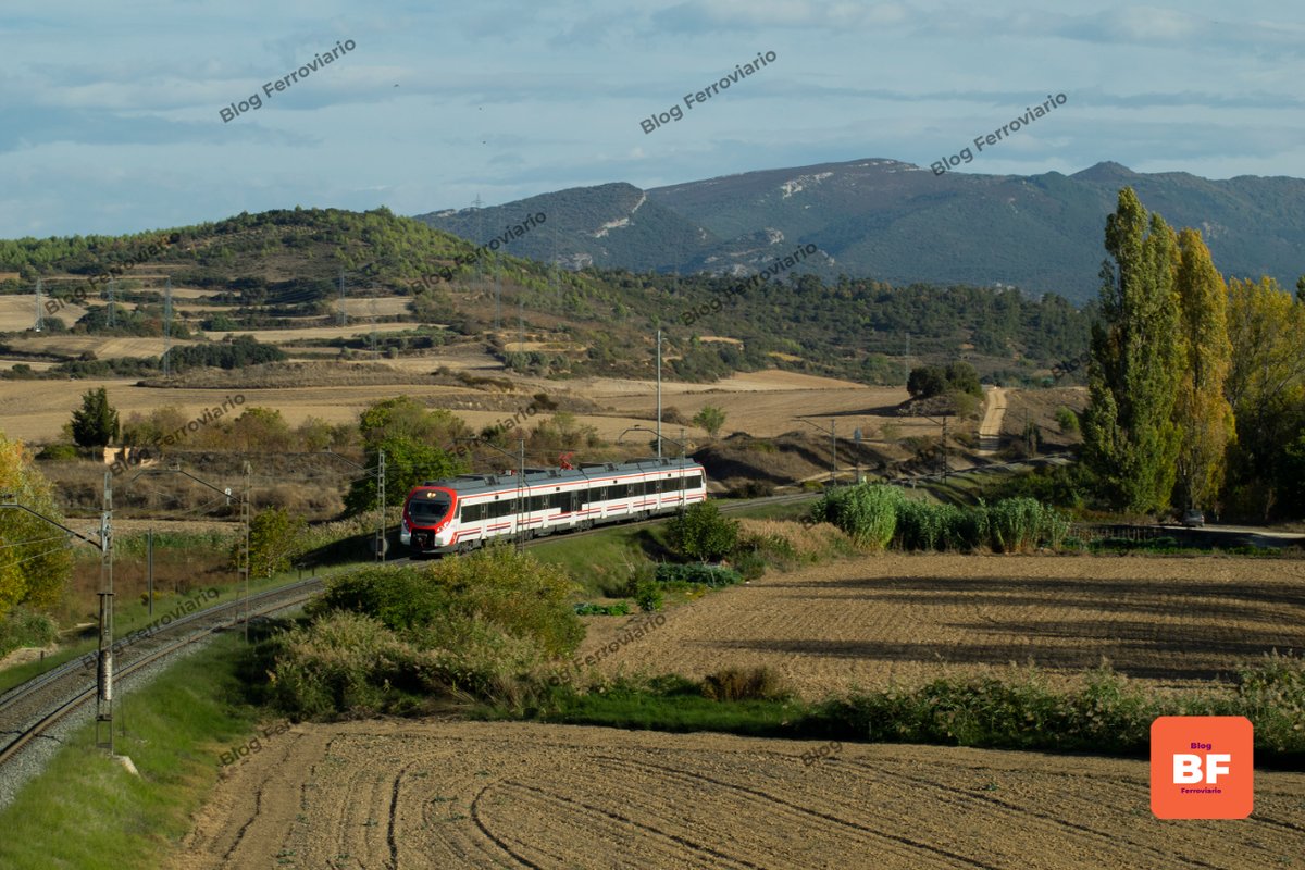 BlogFerroviario's tweet photo. Una unidad 464 de @Renfe, recorriendo Navarra a la altura de la estación de Garinoain. https://t.co/PK6hpCCDSA