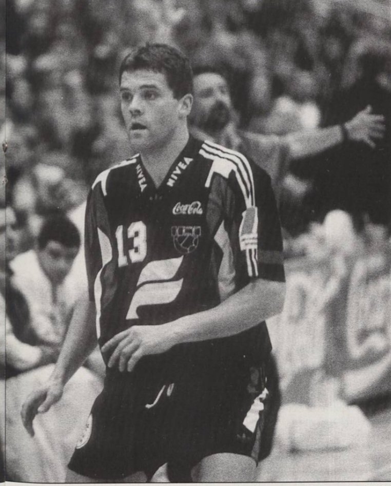 HBall_special's tweet photo. Á svona kvöldi er fullkomið að hlusta á nýjasta þátt Handball Special... Stórskyttan og gleðigjafin
Sigurður VALUR Sveinsson
https://t.co/CRtAHm62pK
#handboltiis @HBall_special #handkastid #seinnibylgjan #þjóðaríþróttin https://t.co/d0C7takcjw