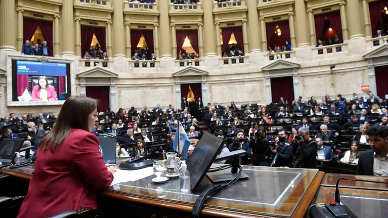 HumbertoTumini's tweet photo. Massa presenta un presupuesto 2023 de duro ajuste, mas allá de la sanata, tal cual le exige el FMI (con apoyo de Cristina y Alberto). Los de Juntos por el Cambio se oponen a que los jueces paguen ganancias como cualquiera. Flor de dirigencia política tenemos. Son una desgracia. https://t.co/tphivDMnjA