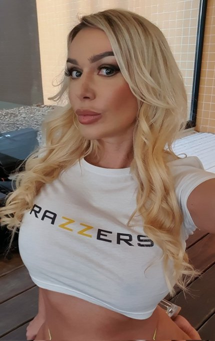 On set for @Brazzers today 🔥 https://t.co/MJTTQteSjz