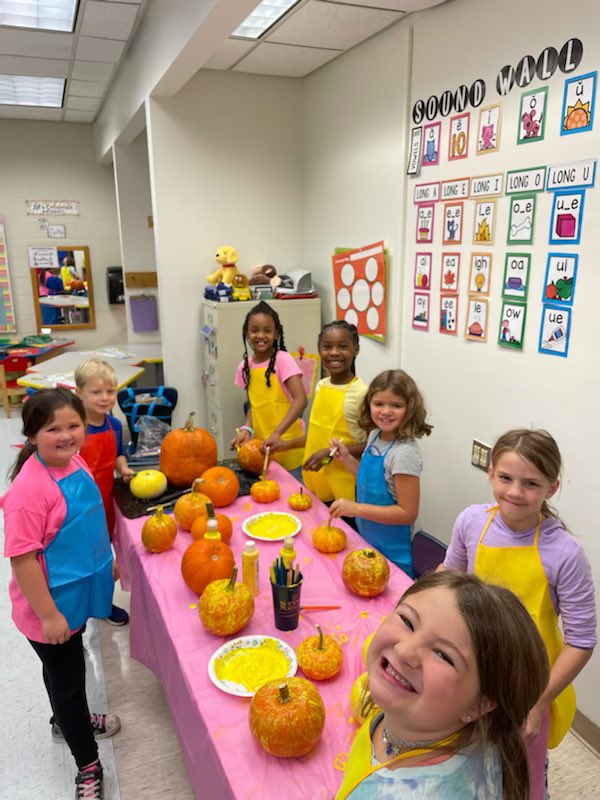 nstreet_teaches's tweet photo. Ms. Brett’s 2nd graders decorated their book pumpkins 🎃 today and added their own personal touches! Ss talked about their favorite parts of a story and key story elements. #isleREAD #isleLEARN 📚 🎨 https://t.co/XYnbSxVnVu