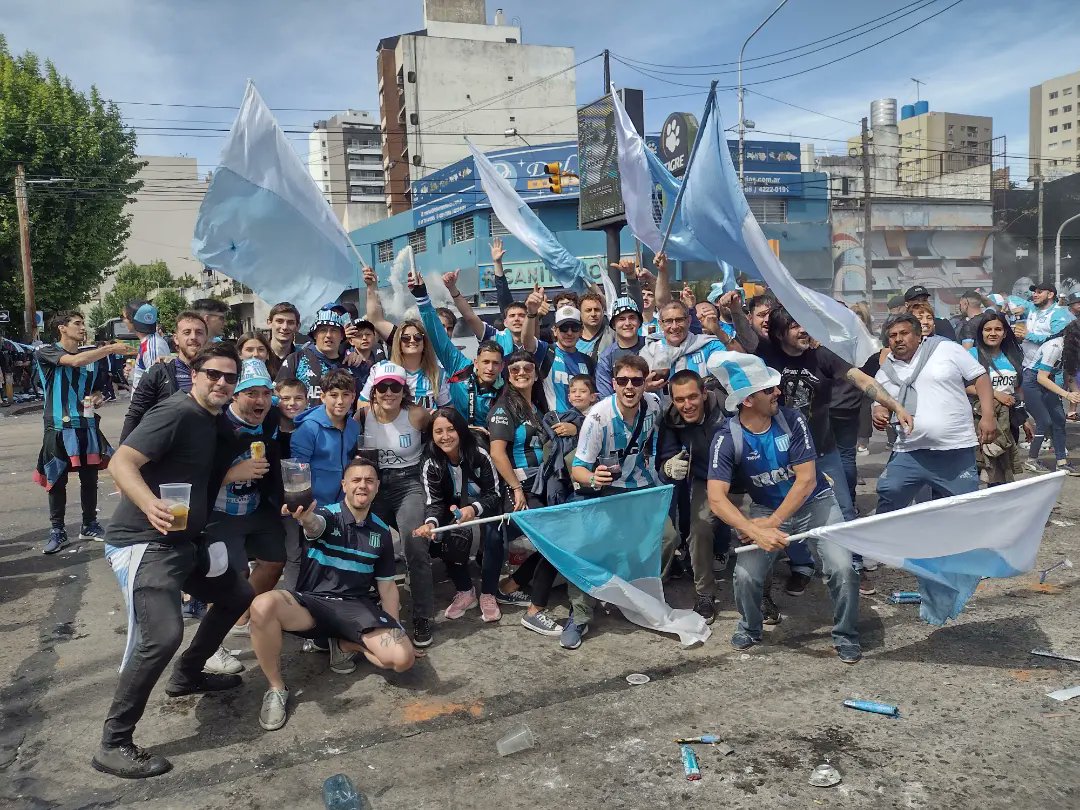 RacingLobos's tweet photo. Lo mejor que tiene Racing somos nosotros, su gente, su hinchada. Los que apoyamos siempre, siempre. 

Queremos mucho a los nuestros, a los que que nos hacemos amigos en cada previa. Queremos mucho  alos que nos apoyan siempre https://t.co/lVYZLm29rG
