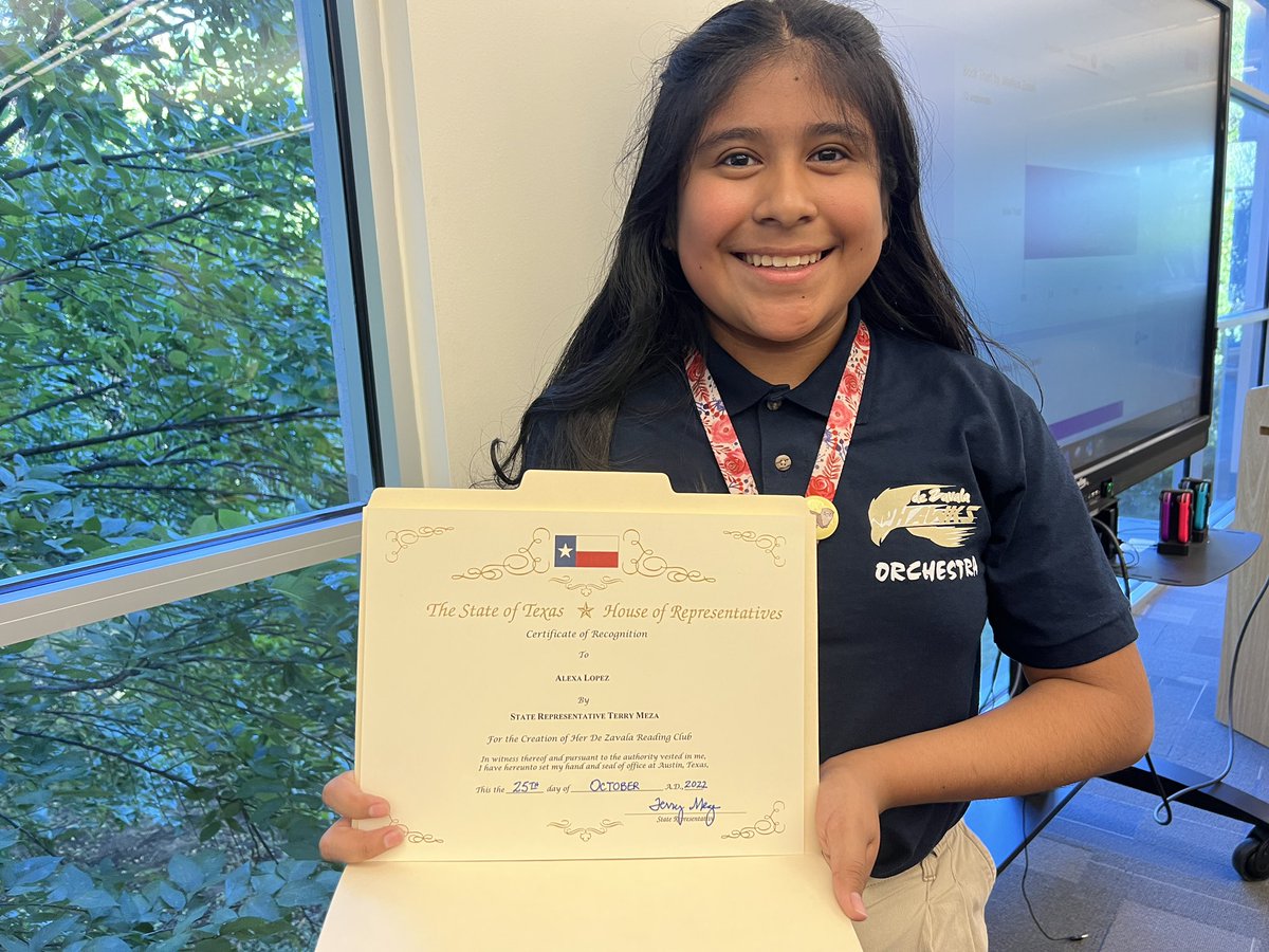 . @deZavalaMS’ Alexa Lopez was presented with a certificate ✨ of recognition by @TerryforTexas for her idea to start a book club 📚 on campus and love of literacy ❤️. Congratulations, Alexa! 👏 We’d also like to give Rep. Meza a special thanks 🙏 for recognizing Alexa.