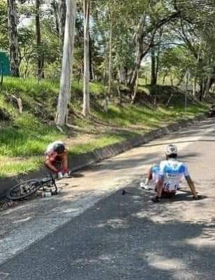 ruano_pine's tweet photo. Ciclistas caen por el mal estado de la carretera en Jutiapa, frente a instalaciones militares. Vergüenza para los politiqueros de la clica "Vamos por una guate  peor " https://t.co/OxFFUYaSD0