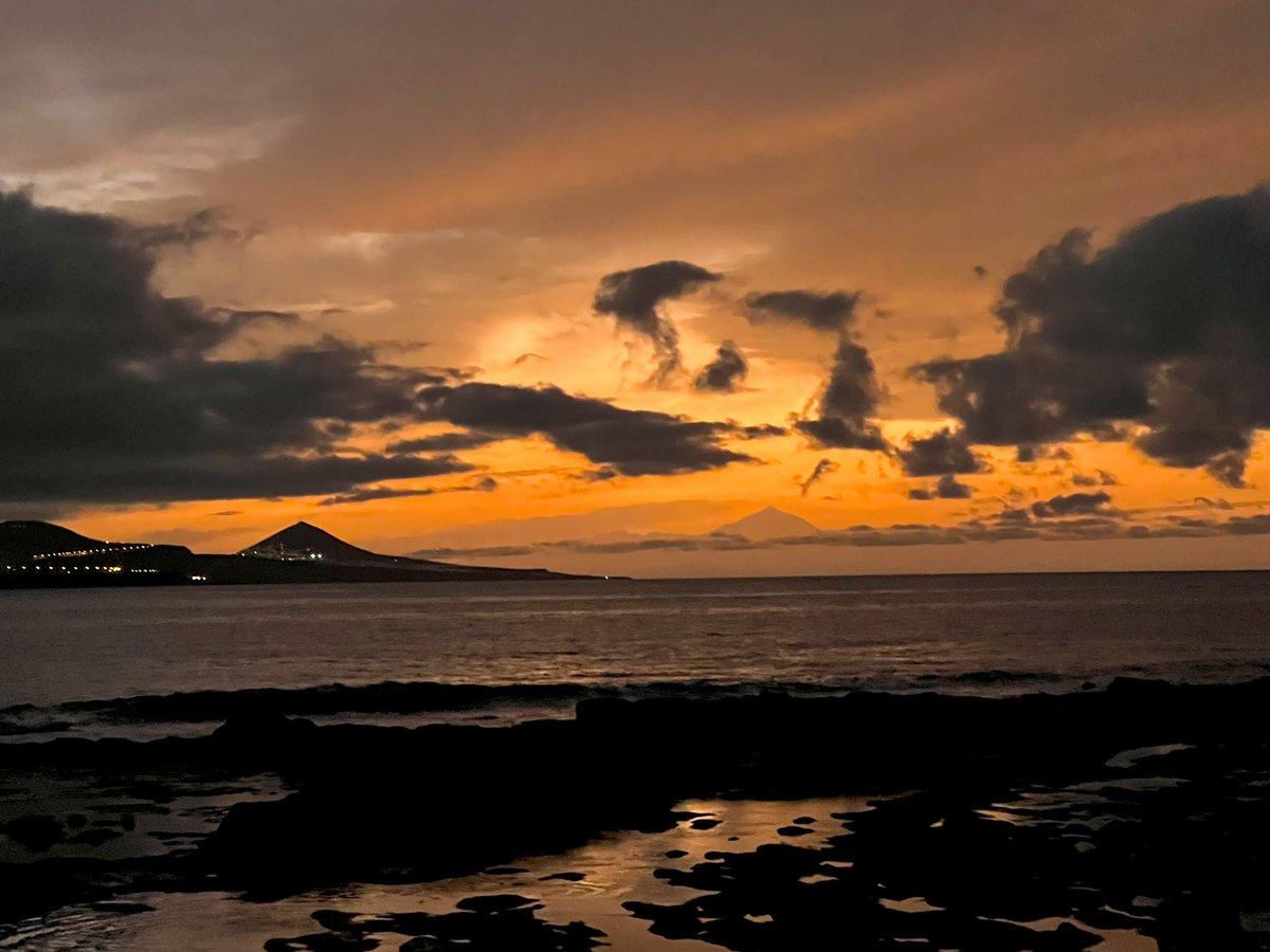 Bonito atardecer para despedir el martes! 🌅<a href="/isletaconfital/">El Confital</a> <a href="/LasCanteras/">Mi playa de Las Canteras 🏊🏻‍♀️🦈</a>