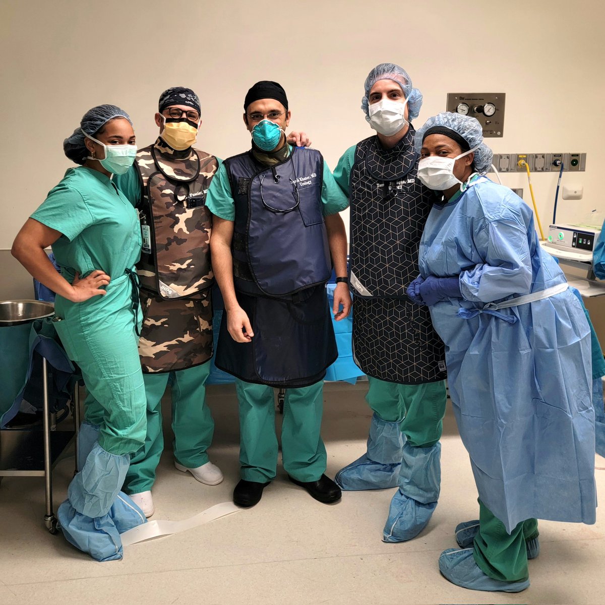 NazihKhaterMD's tweet image. An incredible Endourology team @ Ochsner LSU Health,&amp;amp; kudos Dr. Fuselier #urology res @LSUHS for placing your own access in the OR (1st stick) on a very ↗️ SSD #LaserDARRT
#ResidentTeaching
PCNL=
✅easy to learn
✅minimal☢️
✅Safe
✅Lowest cost
✅ Effective
@so_uro @UroResidency