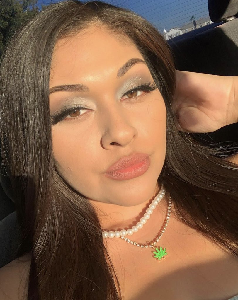 EmeliaHarry's tweet photo. I always feel prettier when I’m stoned 💚💚💨💨 https://t.co/nMzfbZV5FC