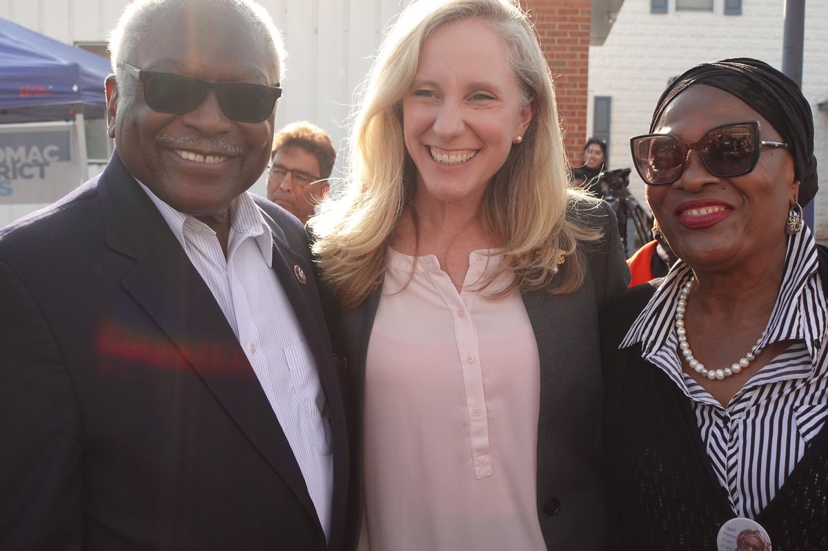 Virginians in the 7th District — our newest early voting location in Dumfries OPENED TODAY! If you haven't already, make sure to cast your ballot — in our democracy, your voice is so important! Thanks so much @ClyburnSC06 for joining us! 🇺🇸 abigailspanberger.com/voter-info/