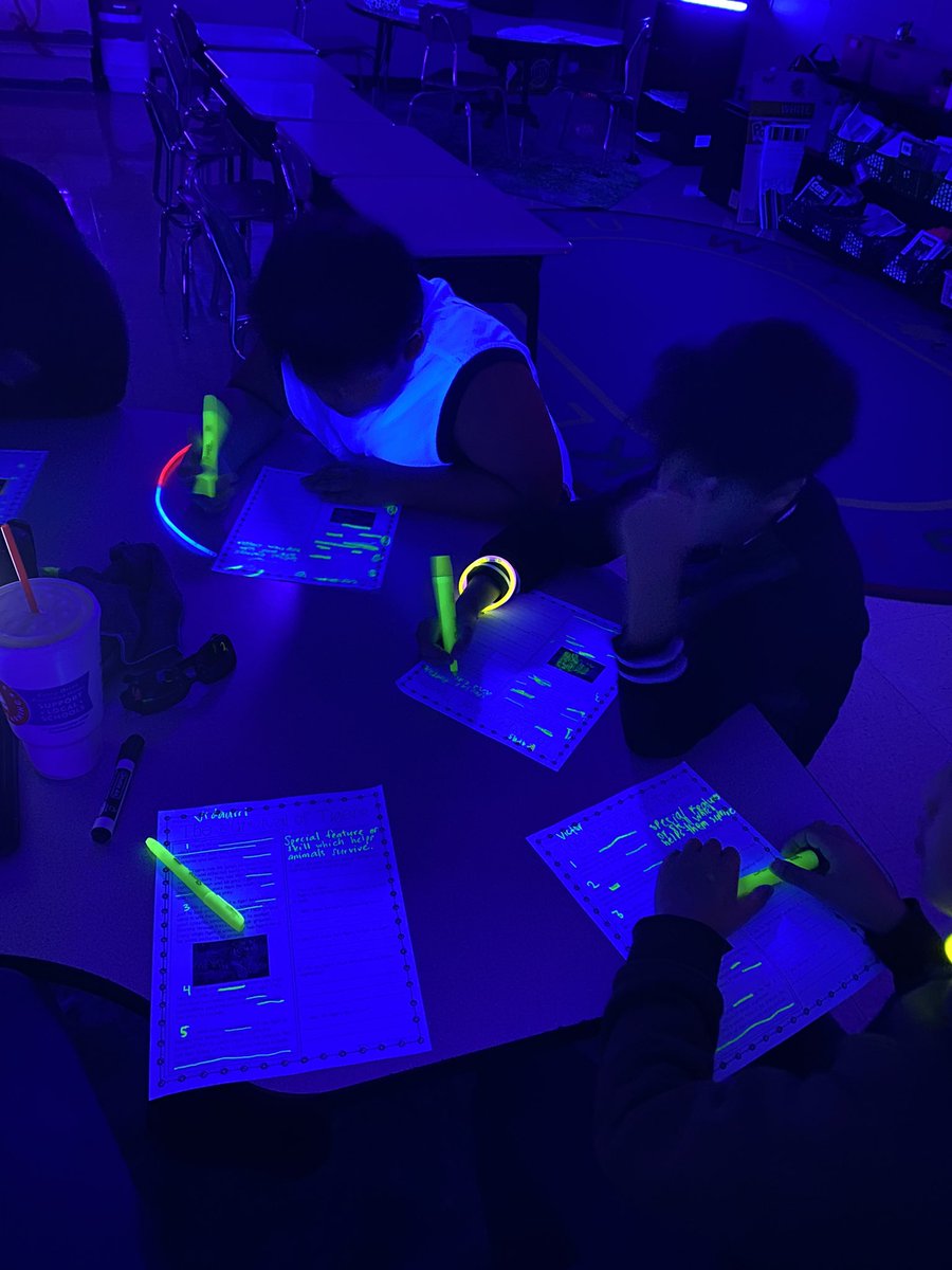 PattyVidaurri's tweet photo. We had Glow Day on Friday for #rockyourschool2022 We had the best time ❤️ #sce #ESL #havingfunlearning https://t.co/vAJAzfcGR4