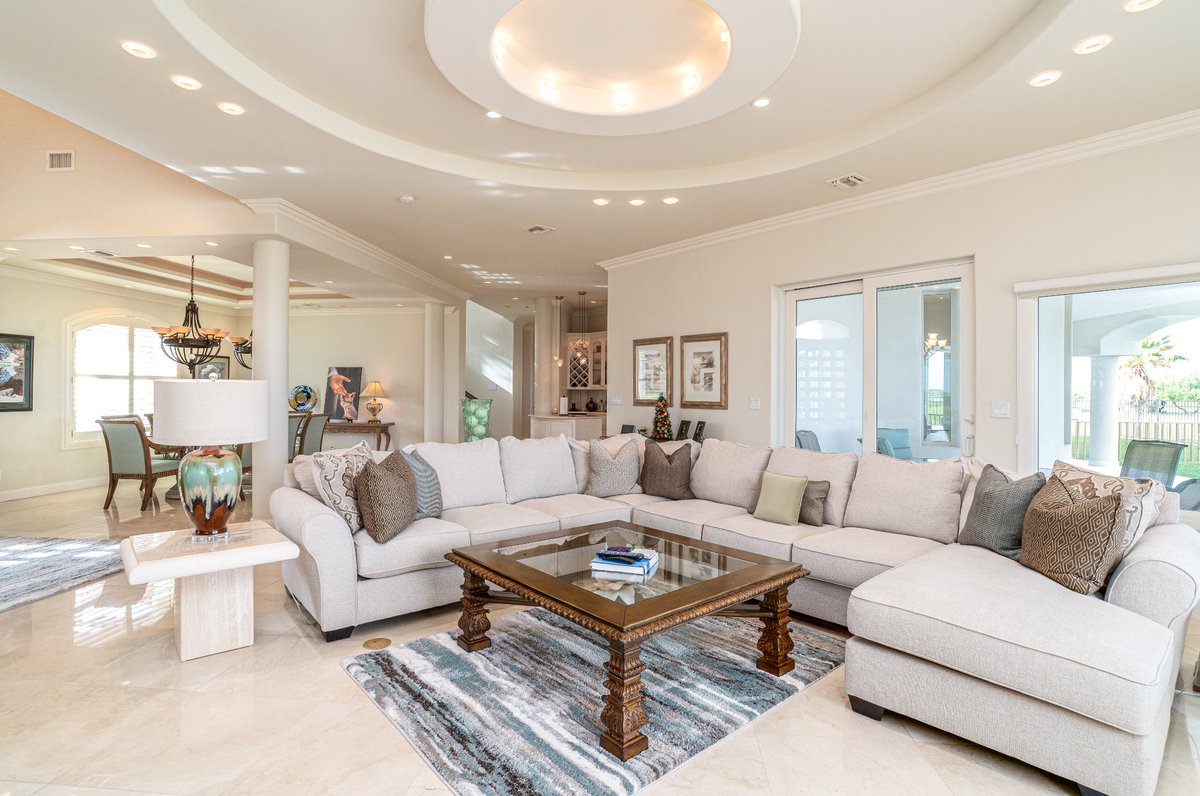 OleDecor's tweet photo. Luxury &amp; Privacy await at this impressive estate located on the 4th hole of the SPI Golf Community. Boasting expansive views of the Laguna Madre Bay, Holly Beach and the South Padre Island skyline.
To read more about this listing visit: https://t.co/kZmoNq0dAU https://t.co/ZgV9c0EUyD