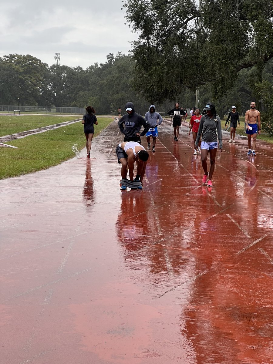 _thetrackcoach_'s tweet photo. We will earn EVERYTHING.. don’t give us nothing #bleudevilstrack https://t.co/Lk4Cv9Pzz6