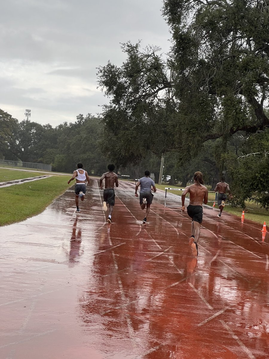 _thetrackcoach_'s tweet photo. We will earn EVERYTHING.. don’t give us nothing #bleudevilstrack https://t.co/Lk4Cv9Pzz6
