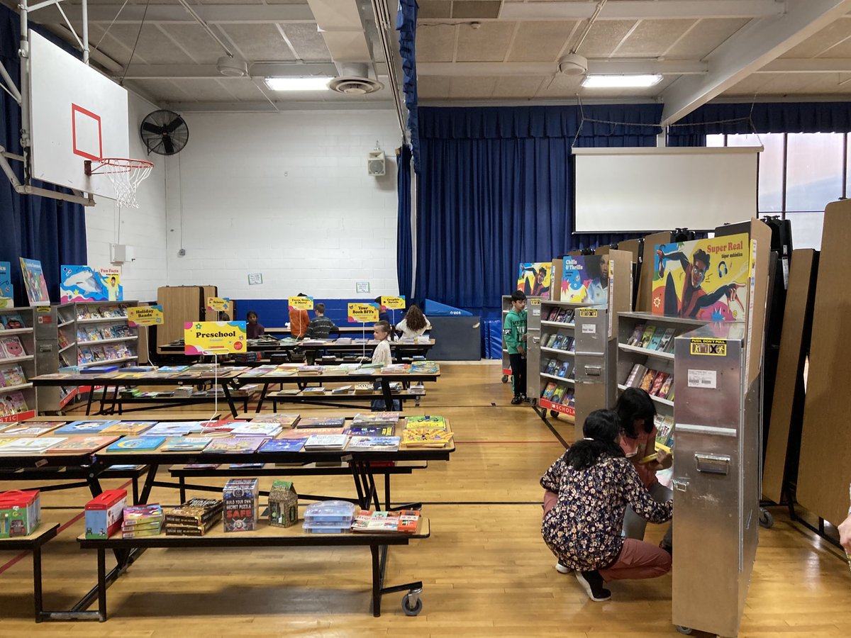 Thank you to our Knollwood PTA as we kicked off our Fall Book Fair today! Happy reading Jaguars!