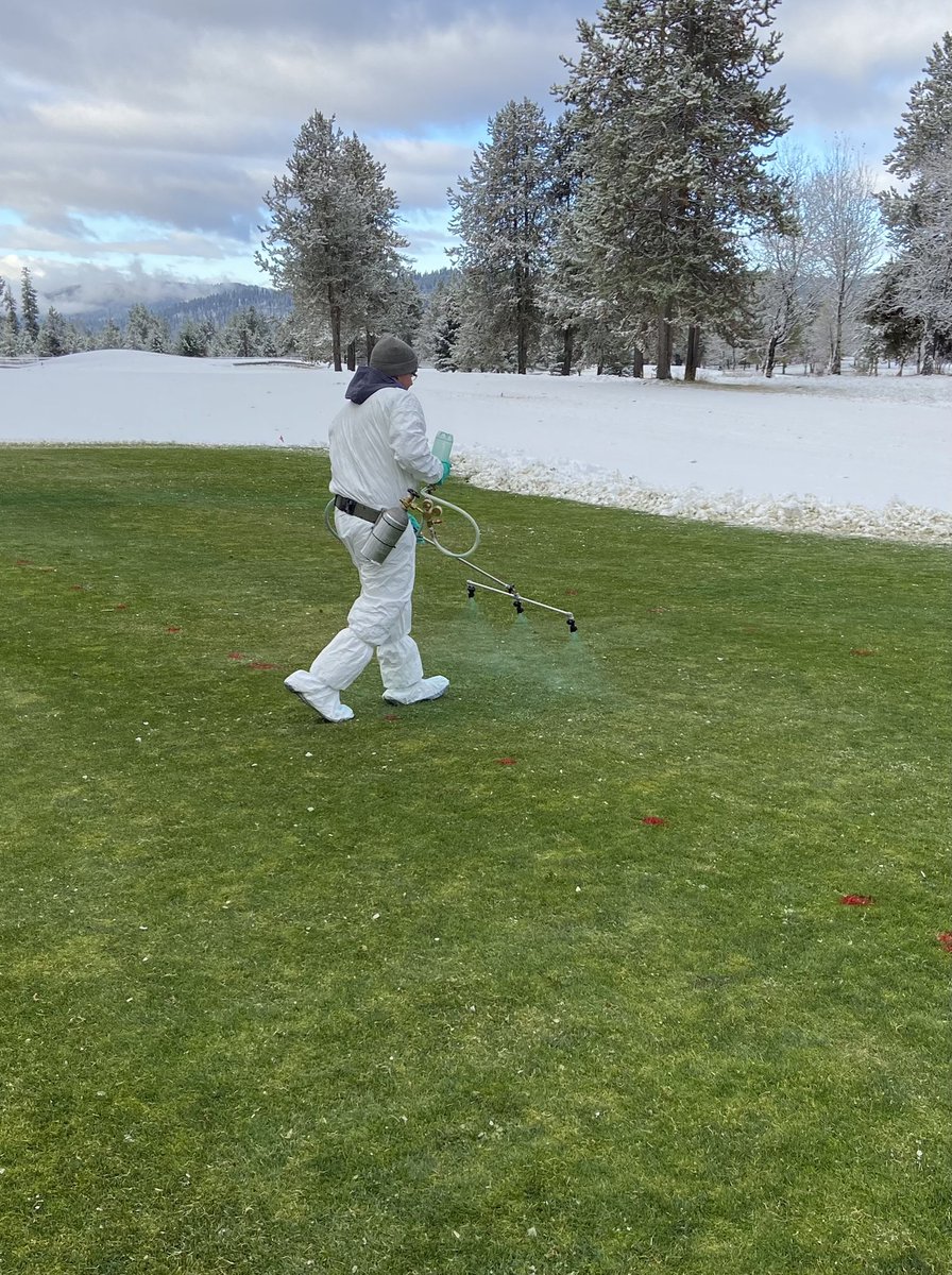 jonatkins37's tweet photo. Great morning in McCall with the snow mold master himself @uwpaul getting it done in his Idaho winter trials this year 🔥⛳️#theseguysaregood https://t.co/3ZCLxsbpFO