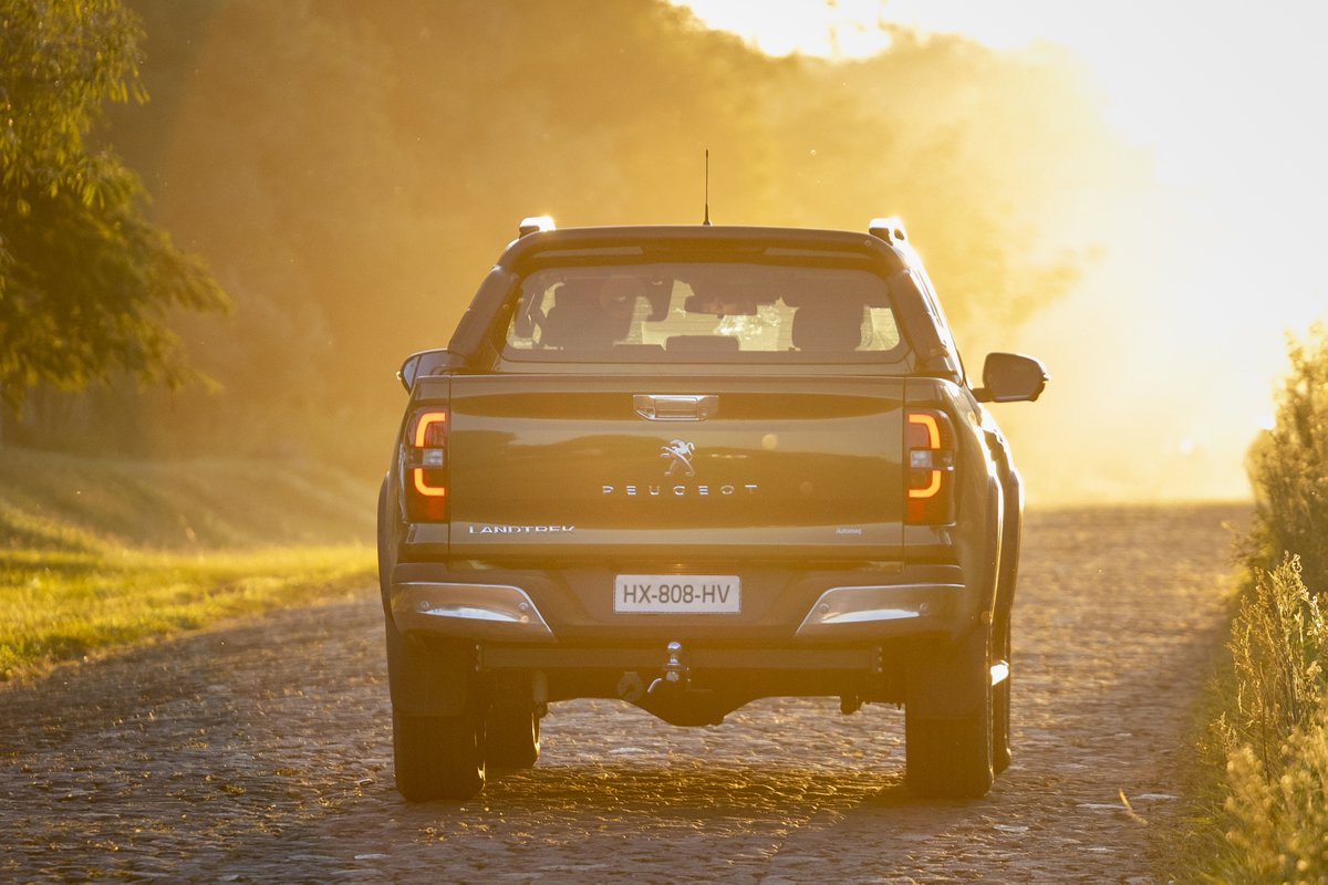 Paisajes escénicos + Peugeot Landtrek = el viaje en carretera perfecto.