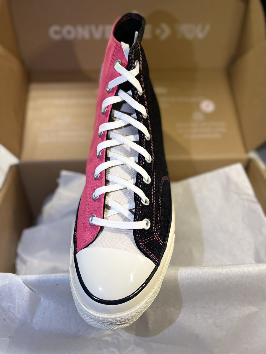 It’s fun when it’s custom recognition you can wear! #MoreThanASidekick #CustomKicks <a href="/TMobile/">T-Mobile</a> ⭐️😎⭐️