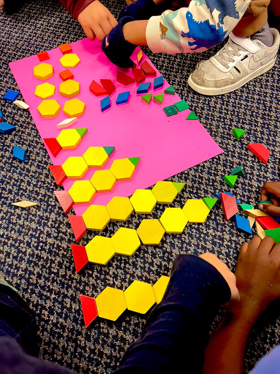 MsDaPontesClass's tweet photo. What patterns can you see? Students had fun exploring and sharing their pattern types! #tdsb @TDSBmath https://t.co/YkZEKEpRZp