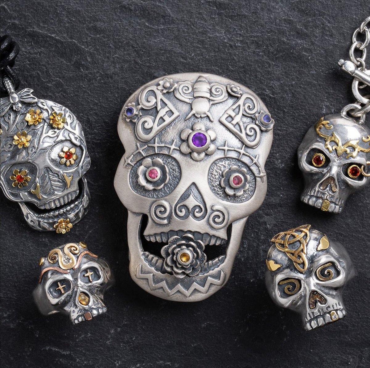 CelticJewelrySF's tweet photo. 2/ In a more modern sense, we all feel the lessening of the light, witness the colors receding from the trees, and brace ourselves for the end of daylight saving time.

#SkullPendant https://t.co/xbSolDdquZ
