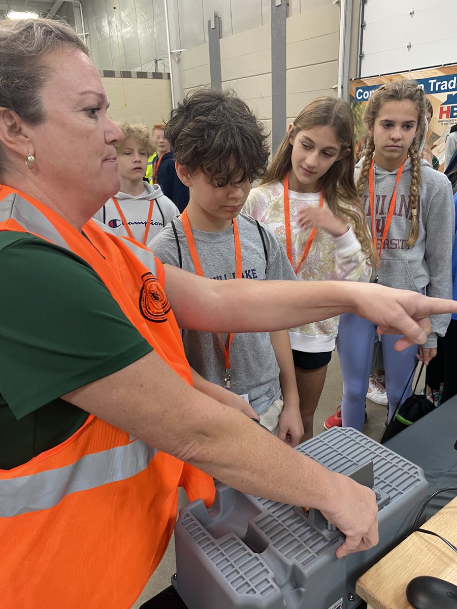 acoppGL's tweet image. 8th graders at the career expo today! #glcsms #gogulllake