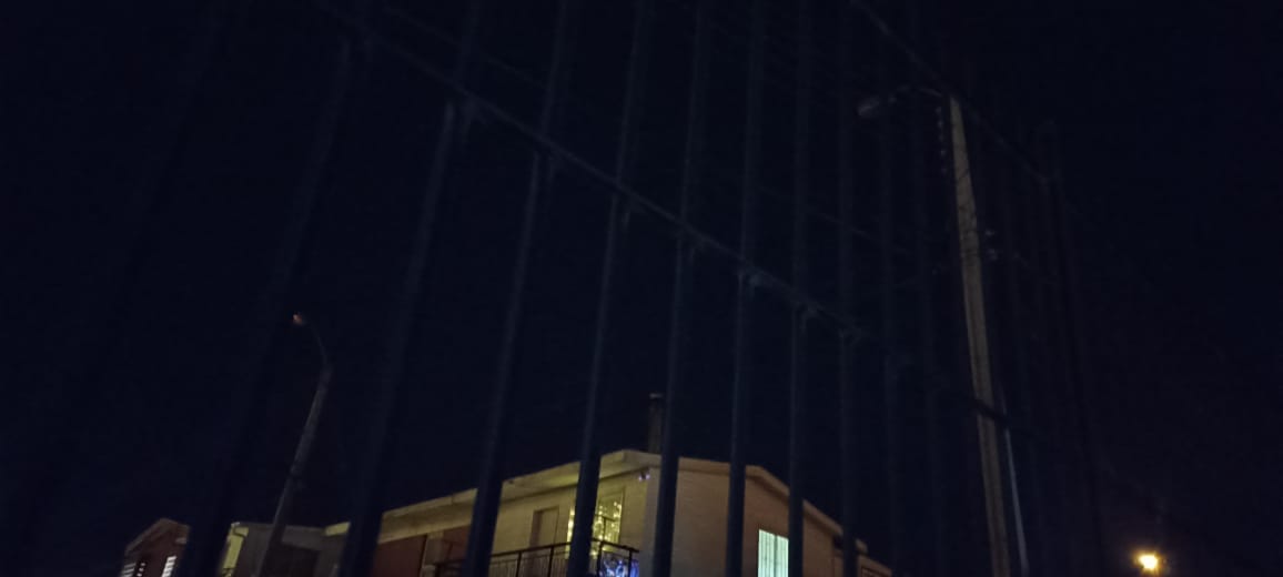 DirectionerWuan's tweet photo. @vinadelmar así esta el alumbrado público en canal beagle, se llama y se mandan correos pero no responden y esto lleva varios meses así, van a esperar a que maten a alguien? Para venir a solucionarlo? Se necesita que vengan a arreglar estos alumbrados ya que queda muy oscuro. https://t.co/xTIxMGP1nQ