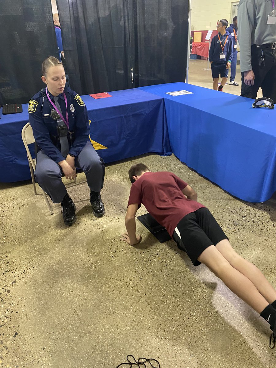 acoppGL's tweet image. 8th graders at the career expo today! #glcsms #gogulllake