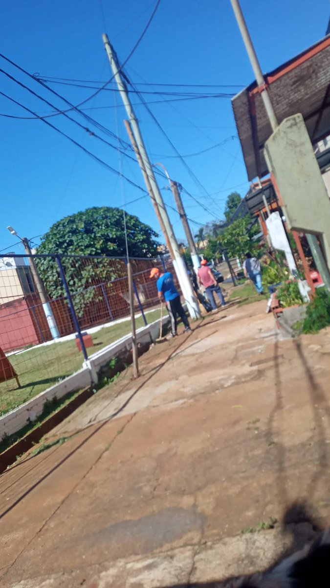 LauraLe08117108's tweet photo. Limpeza y desmalezamineto de un sector del barrio
#TERRITORIALESLIBRES 
#CUADRILLA138 https://t.co/brOXN6IiWl