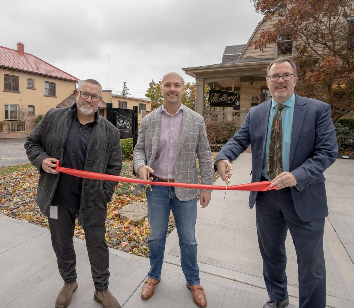 CKbizcentre's tweet image. We stopped by Mallory Law's new Chatham location to welcome them to the neighbourhood.

In Chatham, they're located at 16 Victoria. Ave., across the street from our Chatham-Kent Small Business Centre. In Blenheim, they're located at 15 George St! 

#InvestCK #CKont