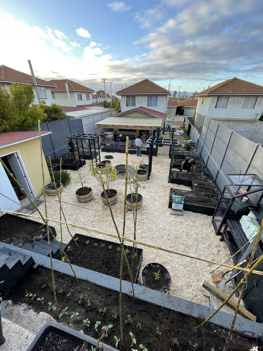 Terminando la jornada. Poniendo los riegos finales! Otra huerta lista. Un jardín comestible para tener soberanía alimentaria. Que se expandan las Huertas Orgánicas!! 🥰👩🏻‍🌾👨🏻‍🌾🌱 Si quieres tu proyecto, escríbenos!