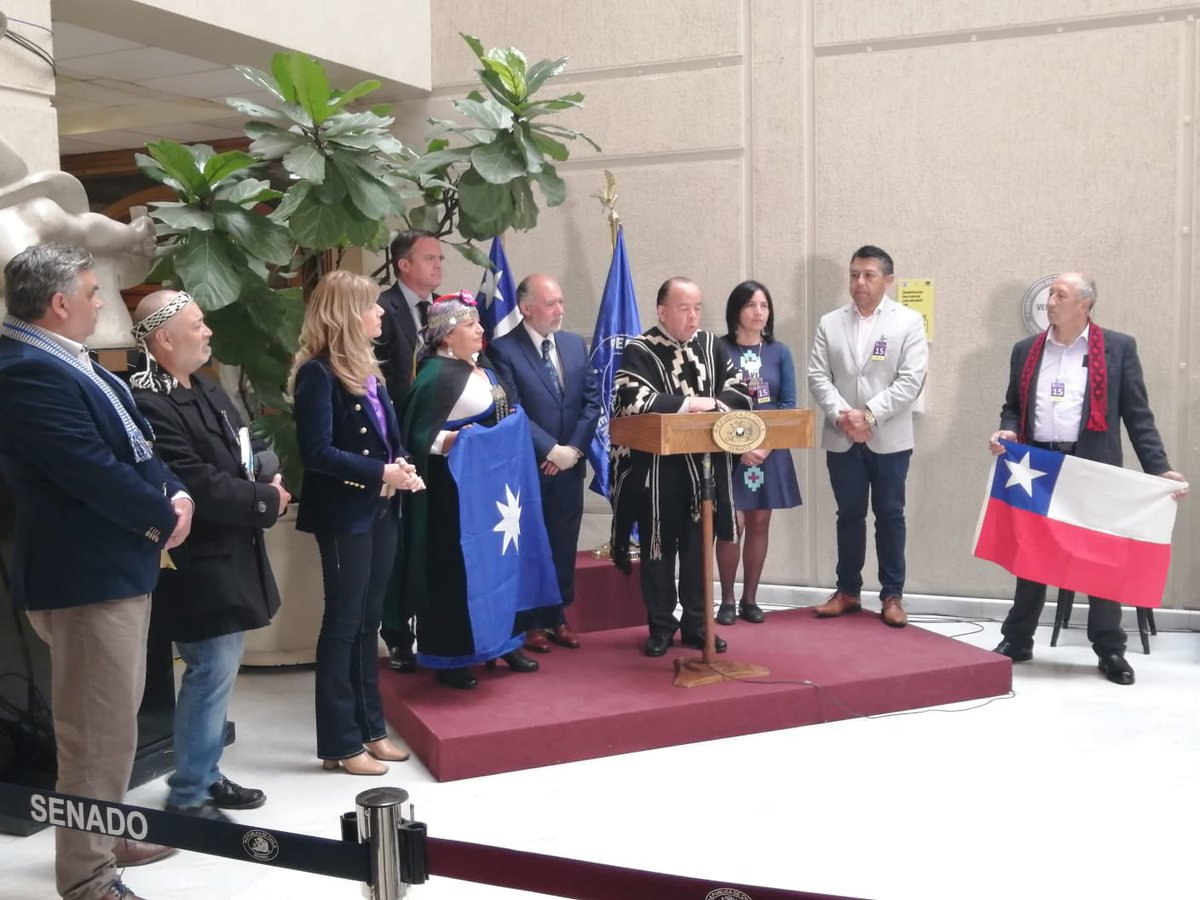 CorpEnama's tweet photo. Hoy la organización “Pueblos originarios por la Paz” que incluye a @CorpEnama entregaron al senado propuesta de reconocimiento constitucional, la cual fue apoyada por los senadores/as @ximerincon, @javiermacaya, @matiaswalkerp, @ifloressenador y @ArayaPedro. https://t.co/RQIMX8nzBA