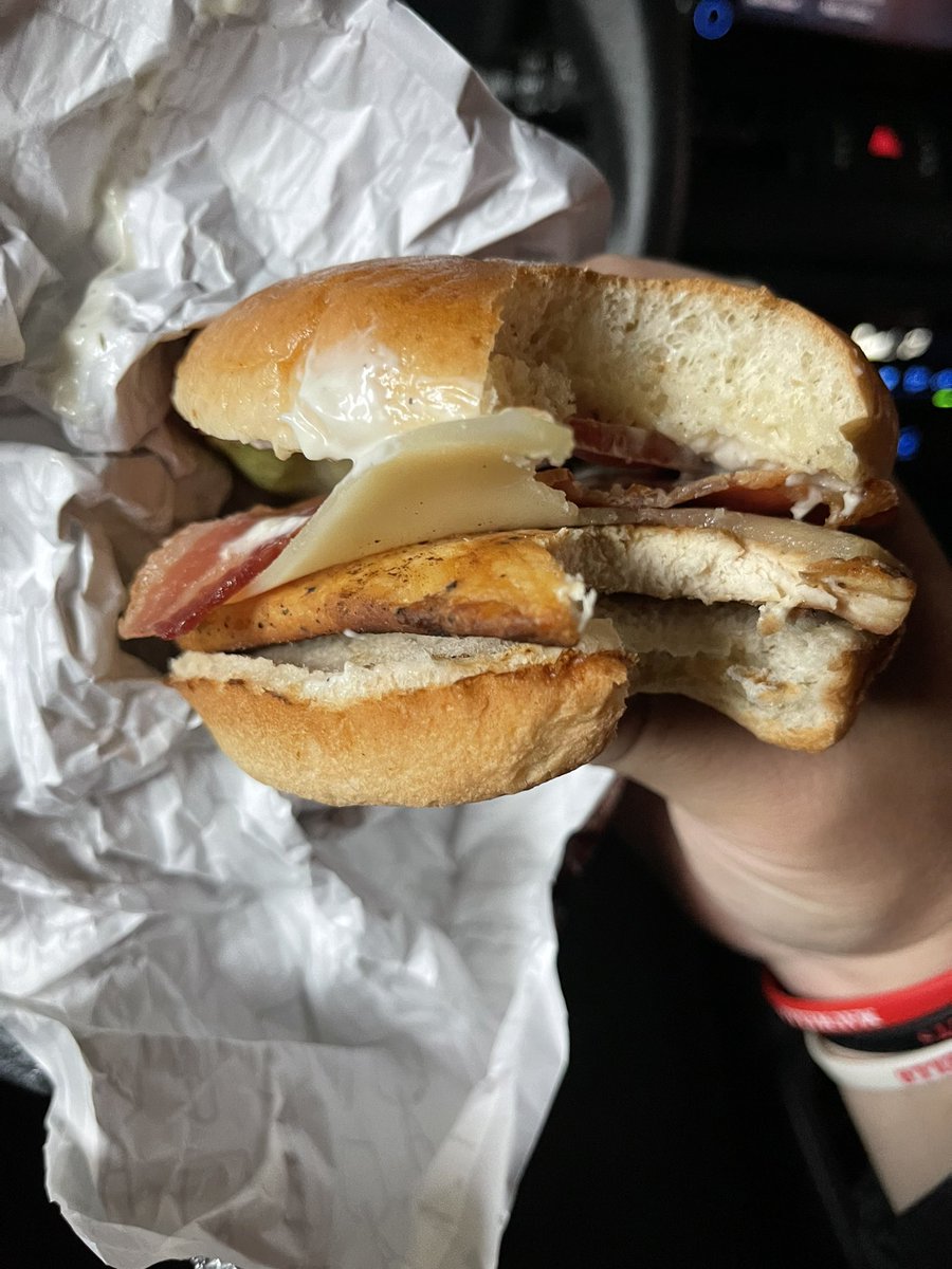redfield006's tweet photo. @Wendys what is this mess? Where is the rest of my chicken? #delisliced #inflation? #notmychickensandwich https://t.co/QNEmGyIGEo