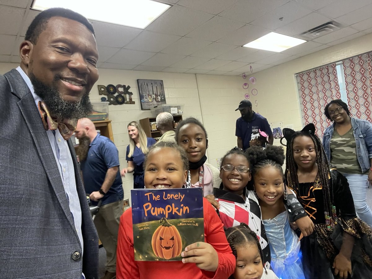 NelsonLRender's tweet photo. A school is in the community when the community is in the school! Great job to @DonnaCline76 and Heritage Elementary for hosting “Hallow-Read”-Literacy and fun wrapped up into one event. @dan_a_sims @BibbSchools #Built4Bibb https://t.co/2eGd2rIXZn