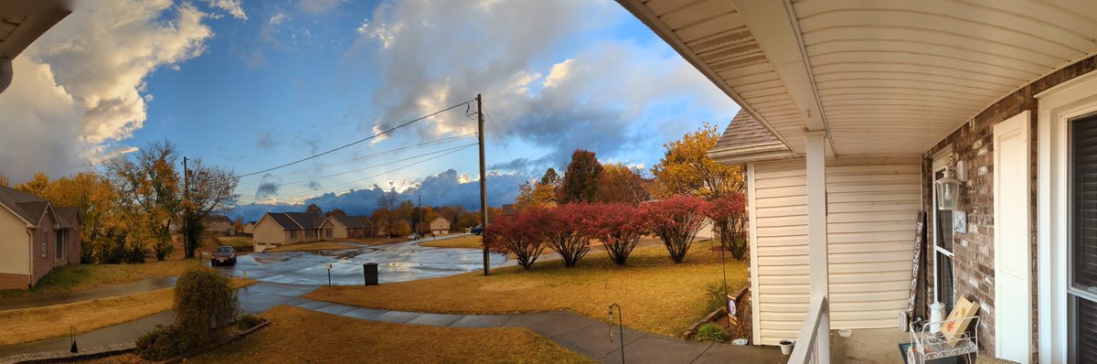amy_casner's tweet photo. Weird sky! Storm went through. Now it looks like more storms, but I swear it's the illusion of mountains in Colorado!!! #Stormy #Weathercloud #skies #Tennesseefall https://t.co/3UAZn0e24b