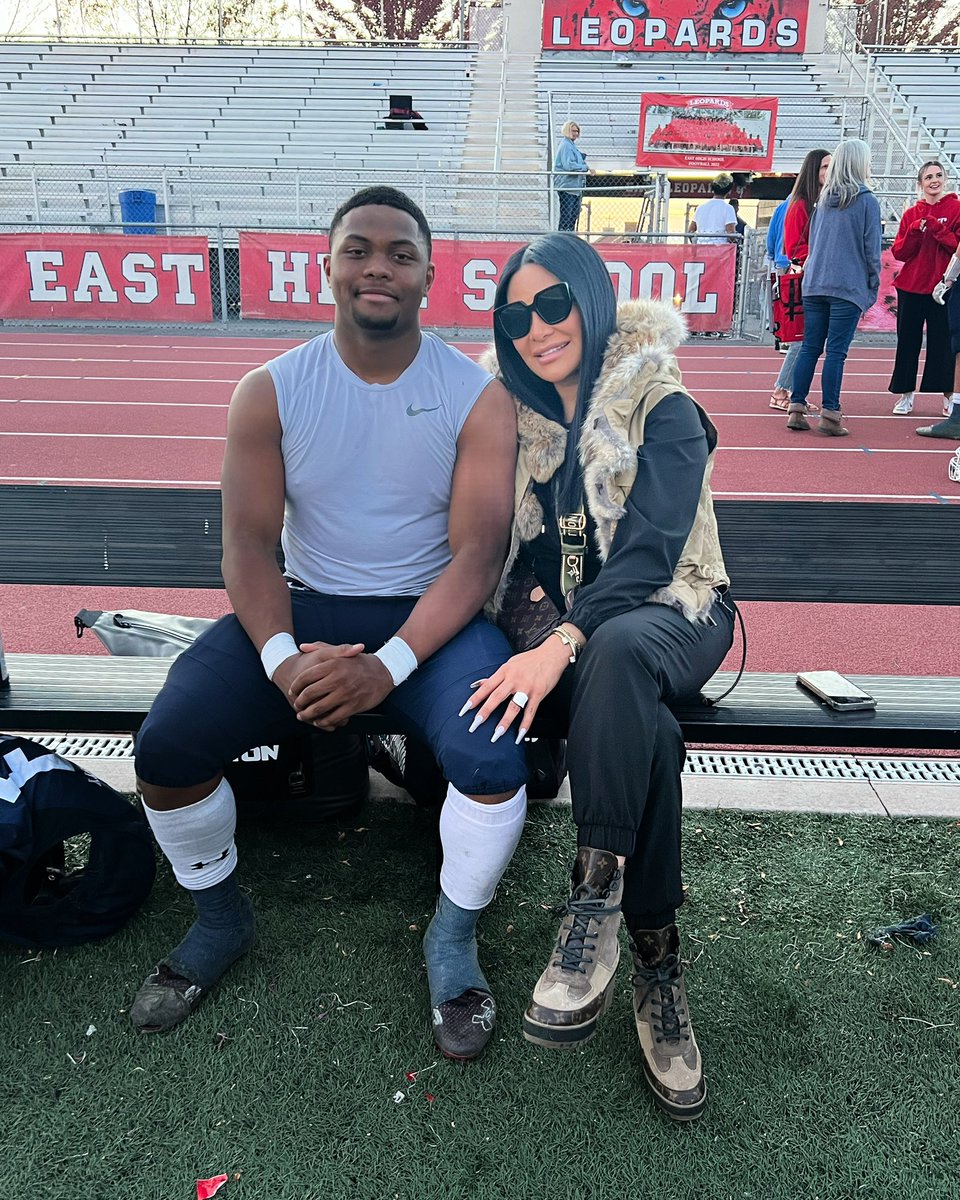 TheRealJenShah's tweet photo. It’s the things that matter in life…Love you Omar. Mama is so proud of you! ♥️ #shahmazing #polyproud🇹🇴 #blacklivesmatter https://t.co/eQK0ImkDDD