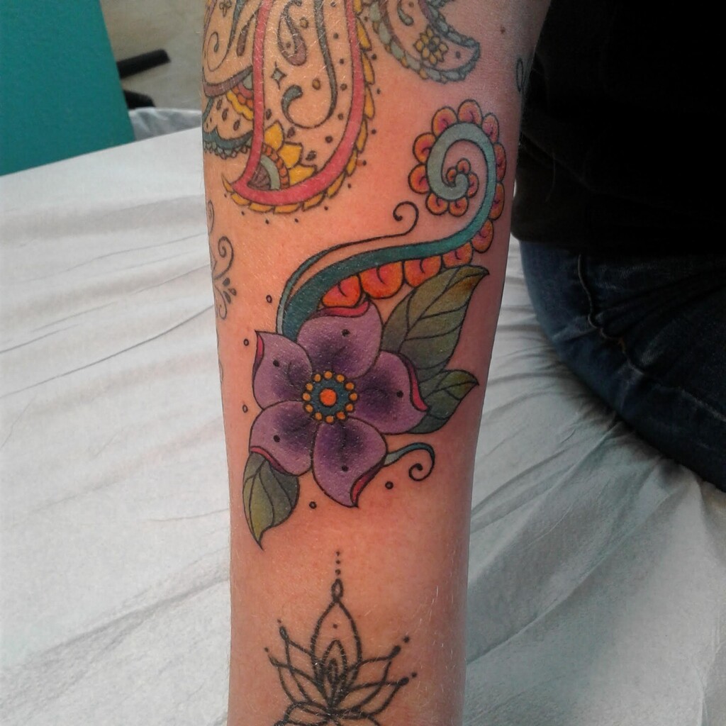 522Tattoo's tweet photo. Some cute lil' flowers! Done by Molly, She does such amazing nature tattoos.

@mollyharrisz 

#colortattoo #flowertattoo #pnwtattoo #seattletattoo #armtattoo #sleeveinprogress #flowers #522tattoo https://t.co/g2VjlGzh2A