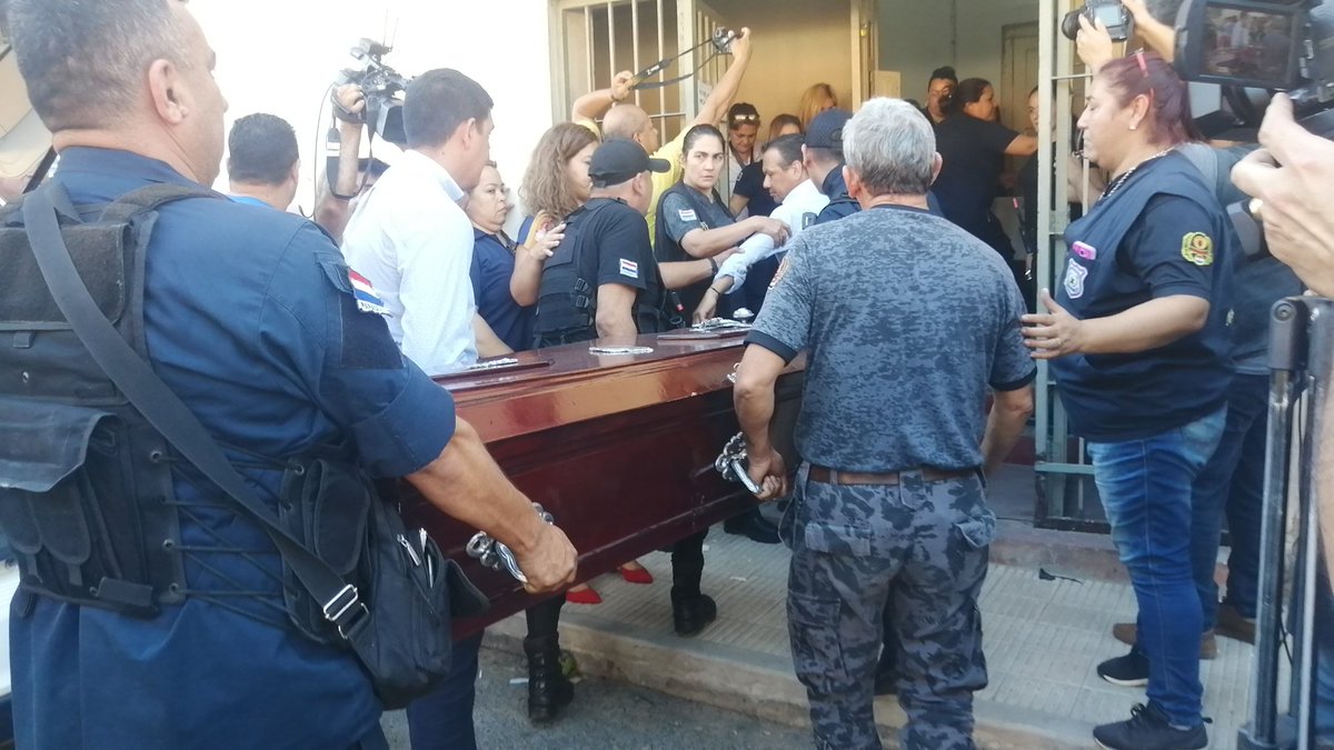 jsandinopy's tweet photo. Estuve presente en el vergonzoso momento de ingreso del ataúd, cargado por guardiacárceles y policías hasta el interior del penal.

Solo recordé a Edelio y tantos otros policías y militares muertos por el grupo criminal que Osvaldo comandaba. Una bofetada a la memoria. https://t.co/4i4HBzB6Vv