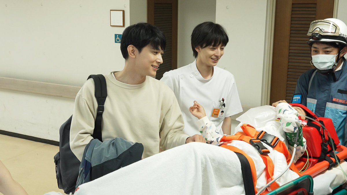 221025 드라마 트위터 #PICU 소아집중치료실 📸 제3화 오프샷 📸 #시코야노 의 분투 모습 보셨을까요? 중간중간 소통하는 3명😊 이때의 대화가 너무...