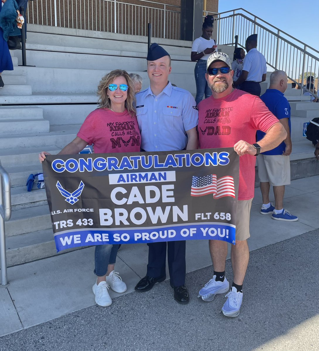 Wendy97392230's tweet photo. Never too late to make a #PROUDMOM🇺🇸💙 post. 3 weeks ago. #AFWM #WingMom #LovemyAirmanson💙 #oldestlittle #USAirForceProud https://t.co/oavwHDrgVL