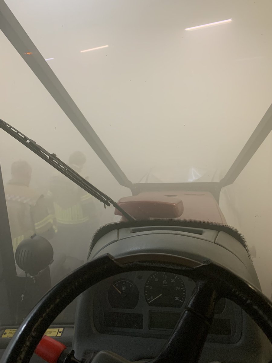 En ineens ben je trekkerbestuurder in een ongeval met 15 auto’s en een koe 🫣. Mooie slotoefening. Nieuwe collega’s <a href="/BrandweerTwente/">Brandweer Twente</a> in kader van onboarding gelijk kennis laten maken met de brandweerpraktijk. Ze speelden rol als inzittende en gered onder leiding van @tamovogel