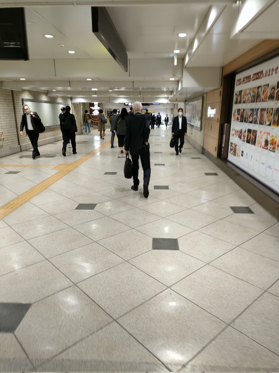 今朝の大阪駅。JR神戸線遅れなし。大阪の今朝6時の気温は１１℃。布団から出るのが辛いシーズン到来。大阪駅構内にはカニのポスター。なんか、リュックを担いているサラリーマンを連想して、朝から笑いのツボに入ってしまう。 #JR神戸線