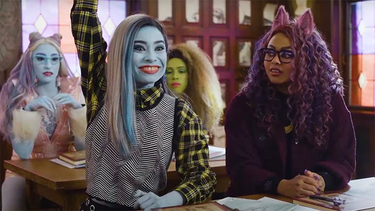 Resenhando's tweet photo. #MonsterHighOFilme
Sai dali correndo para casa e encontra o pai (#EllisLoring) que lhe fez uma surpresa. É o aniversário de 15 anos dela, que é meio humana e meio monstra, assim como filha única -e Clawdia, Clawd e Howleen, os irmãos dela? https://t.co/HdSJPdhOhf https://t.co/zUAVY8IRj4
