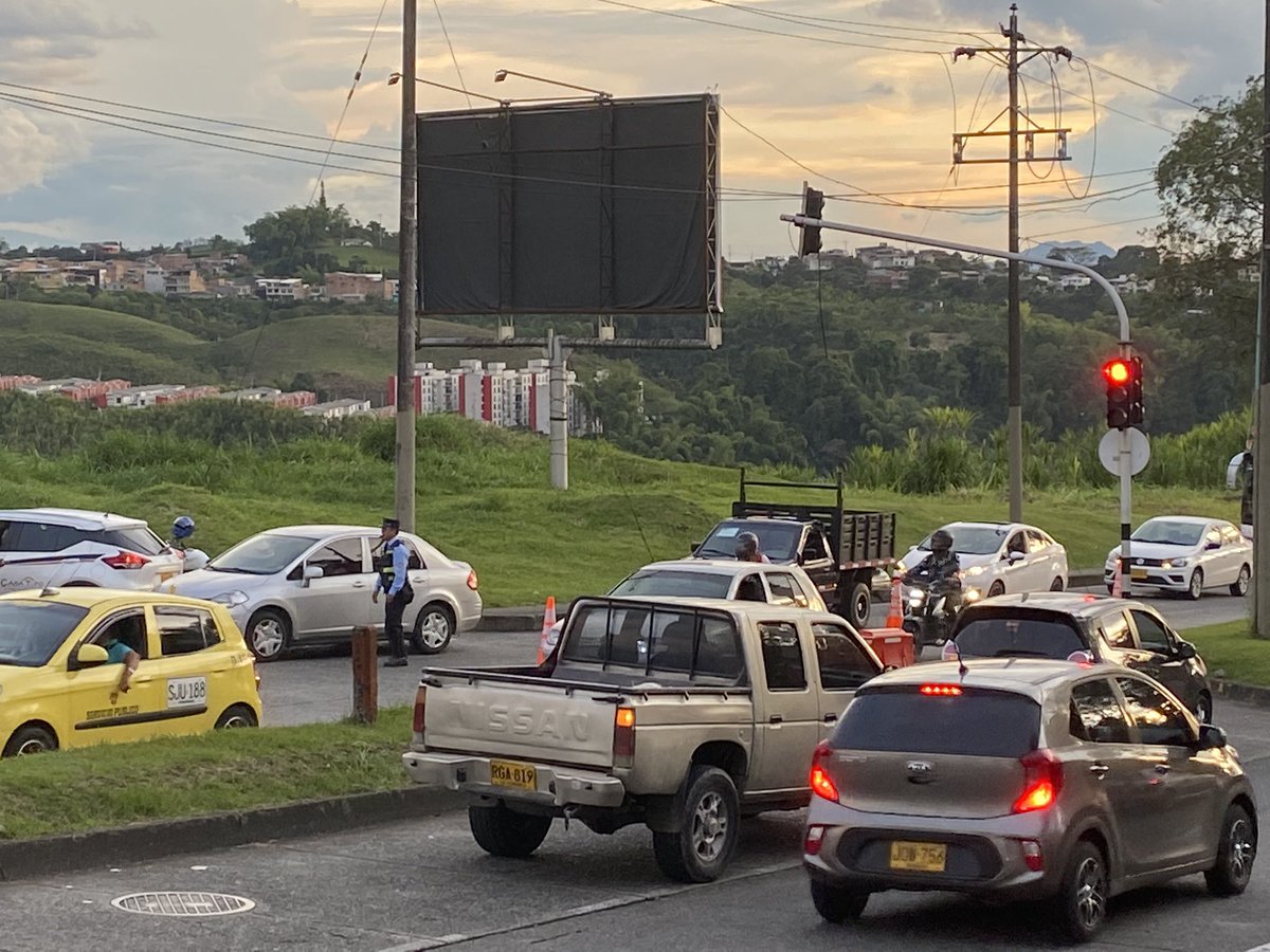 (…) quien autoriza realizar este tipo de operativos impidiendo la libre movilidad a causa del mismo <a href="/pereiracircula/">Tránsito Pereira</a> sin prever los problemas de movilidad que causan y el perjuicio a los habitantes del barrio el jardín para tomar la Av sur @MayaAlcaldePei <a href="/Alcaldiapereira/">Alcaldía de Pereira</a>