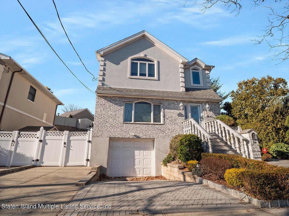 JShipone's tweet image. This 5 BD/ 4 BA in Staten Island MUST be seen. Call, text or direct message me for more info!  cpix.me/l/156715937