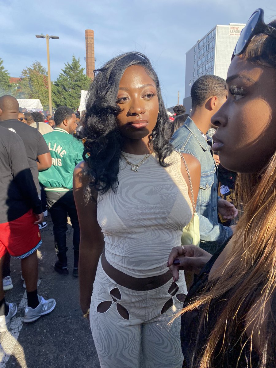 jhilikeye's tweet photo. cause why tf would she walk in front of the camera like that lmaooo https://t.co/wKMzcvDcKO