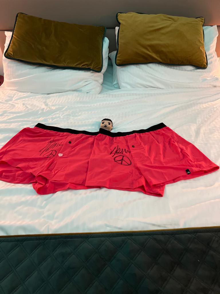 What were the chances…… <a href="/kevinrichardson/">Kevin Richardson</a>  thank you for your love, time and sweet hugs today! I appreciate it! See you again in Belgium! #dna #vip 🧬
