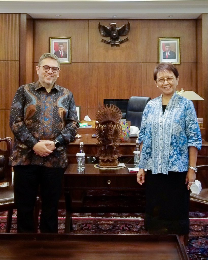 embcolindonesia's tweet photo. H.E. @menlu_ri received on her office the visit of H.E. Juan Camilo Valencia, Ambassador of Colombia to Indonesia. During the farewell meeting Minister Marsudi highlighted the strong bilateral relation and the broad and diverse agenda that exist between Colombia and Indonesia. https://t.co/oSU4CFpH10