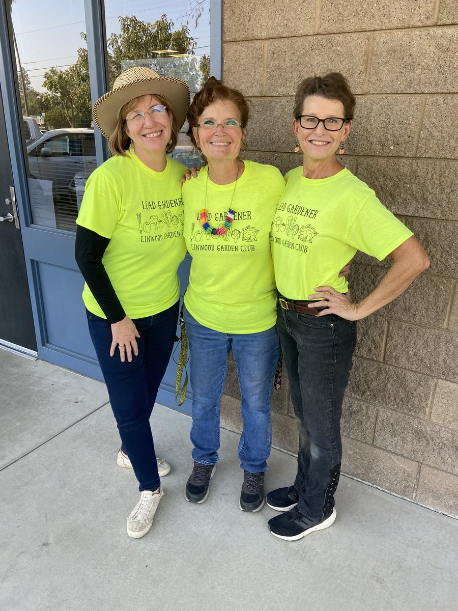 Love watching these little seedlings grow! 145 gardeners will be very happy when they get to take these snow peas home to plant in their own gardens. A BIG thanks to <a href="/cates_julie/">Julie Cates🍊🍋🐄</a> &amp; Christy Irvine for all your help! #LinwoodLeads <a href="/visaliausd/">Visalia Unified School District</a> <a href="/tulcofb/">Tulare County Farm Bureau</a>